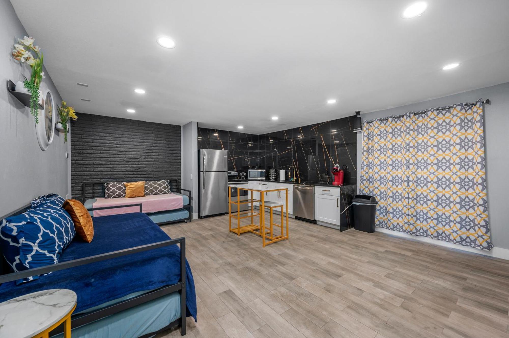 Modern Heights Apartment With Pool Houston Exterior photo